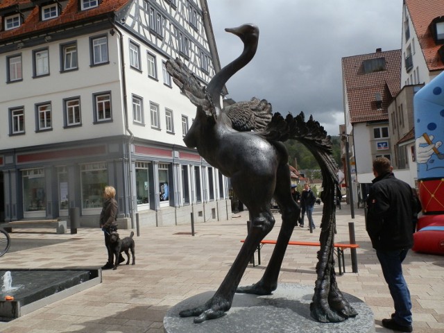 W Albstadt odbył się Straußenfest, w którym można było z bliska podziwiać stojące już tam od paru miesięcy rzeźby znanego w Niemczech rzeźbiarza - satyryka Petera Lenka.