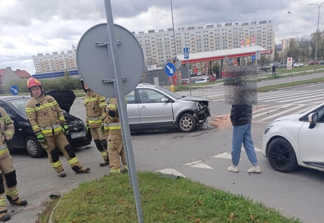 Dwa samochody zderzyły się w poniedziałek po godzinie 11.30 na ulicy Piłsudskiego w Kielcach.
