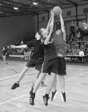 W ubiegłą sobotę w turnieju ,trio-basketu&quot; zmierzyły się zespoły z katowickich gimnazjów.  /  ARKADIUSZ GOLA