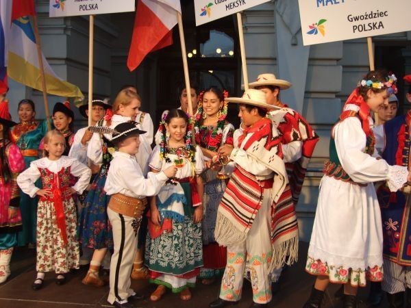 Zespoły z symbolicznymi kluczami władzy mieście. To także klucze do serc sądeczan