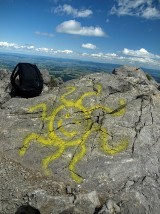 Wandale na szczycie Giewontu namalowali słońce [ZDJĘCIE]