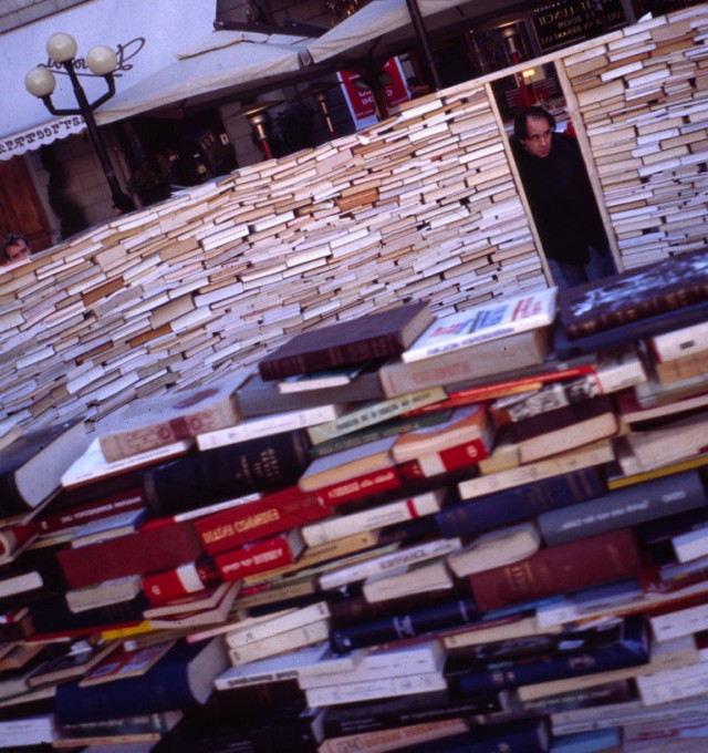 Instalacja z książek w 2001 r. przygotowana z okazji Światowego Dnia Książki