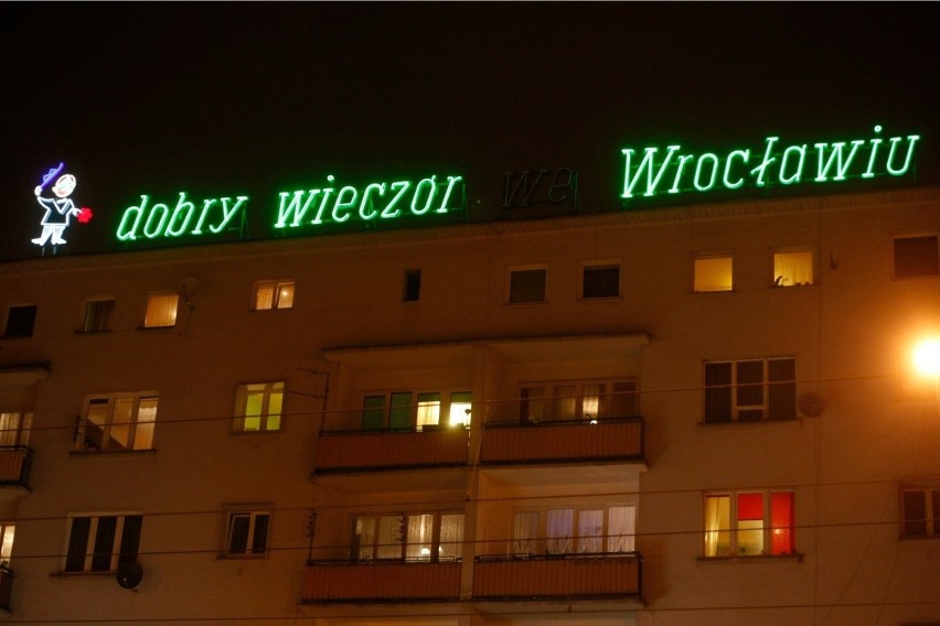 Autorem neonu "Dobry wieczór we Wrocławiu" był Janusz...