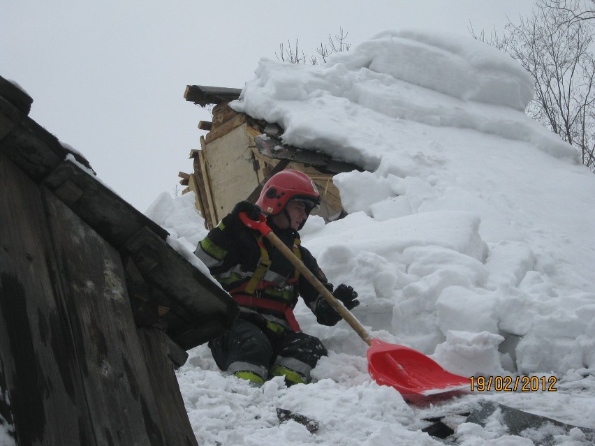 W Nieledwi i Przyborowie dachy zawaliły się pod naporem ciężkiego śniegu!