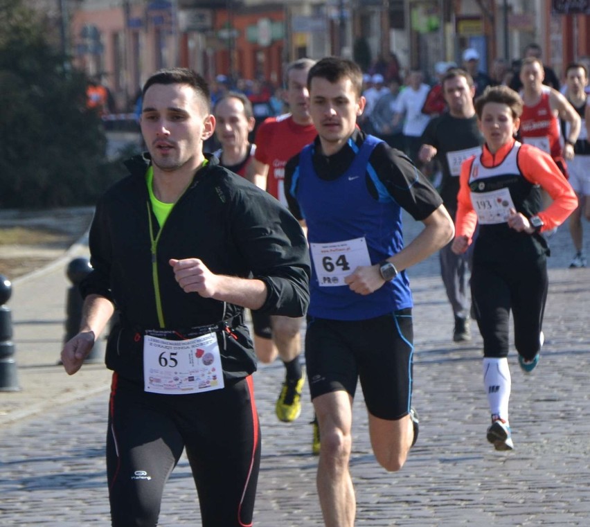 II Bieg z Okazji Dnia Kobiet w Malborku. Panie ruszyły przodem, a za nimi panowie 