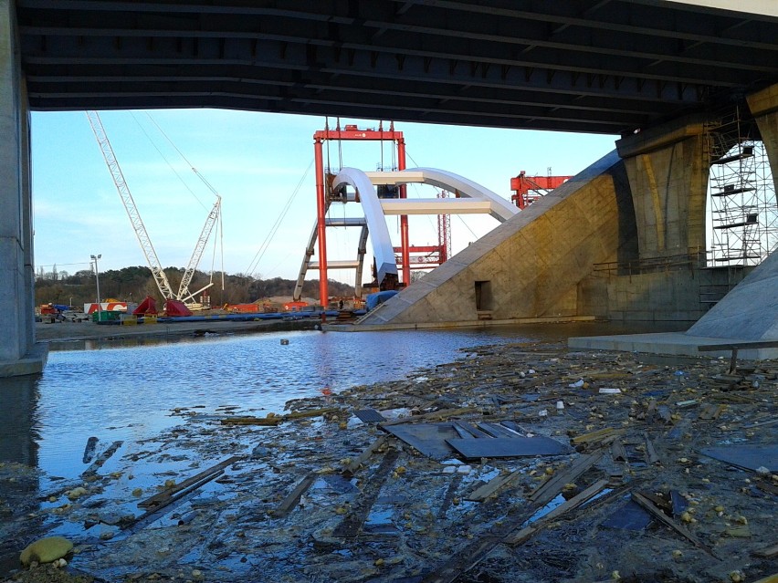 Wysokie stany wody  na Wiśle sprawdza już nowy most w Toruniu