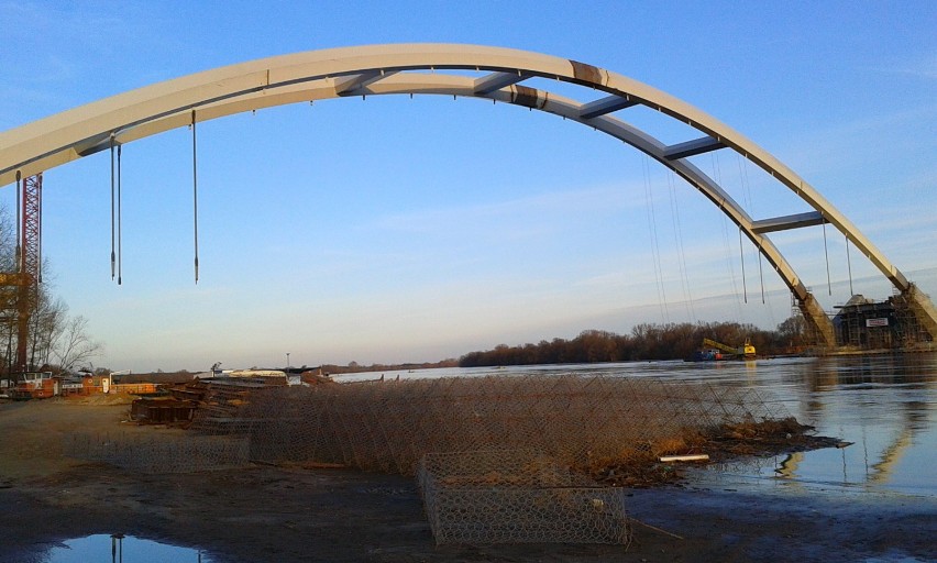 Wysokie stany wody  na Wiśle sprawdza już nowy most w Toruniu
