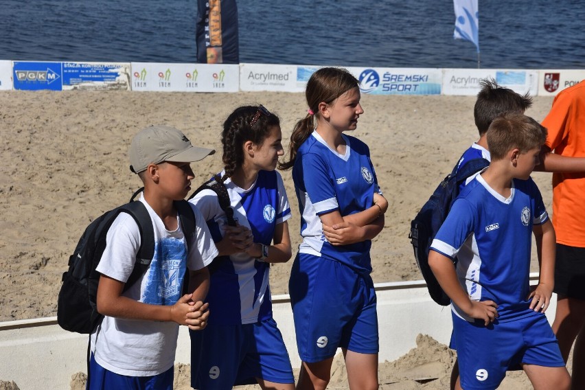 Piłkarskie emocje na Plaży Miejskiej w Śremie. Zobacz zdjęcia z turnieju beach soccera organizowanego przez Śremski Sport