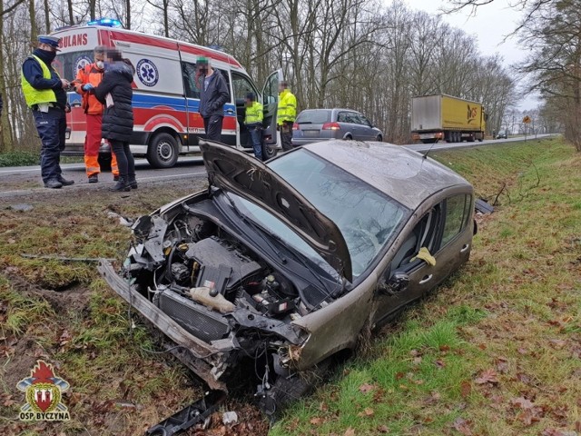 Kierująca renault wypadła samochodem z drogi pob Byczyną. Podróżowała z 3,5-letnią córeczką