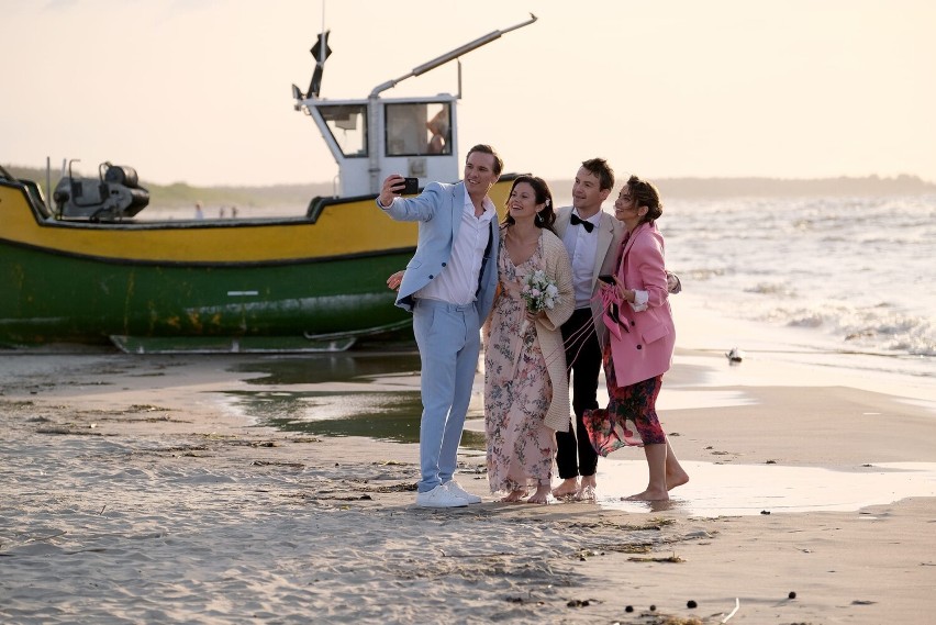 Ekipa "M jak miłość" w Krynicy Morskiej i w Jantarze. Zobacz jak kręcono romantyczne sceny na plaży | ZDJĘCIA