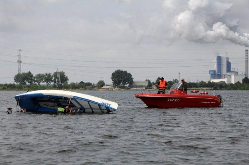 Ratowali rozbitków z przewróconej żaglówki. Ćwiczenia straży na jeziorze Pątnowskim [ZDJĘCIA]