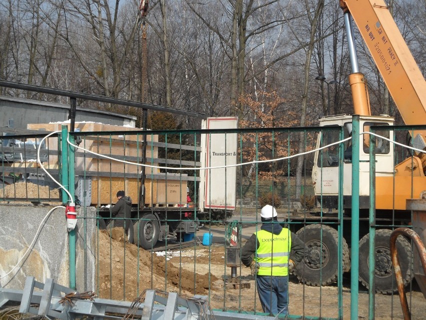 Budowa Elki w Chorzowie idzie pełną parą. Robotnicy pracują...