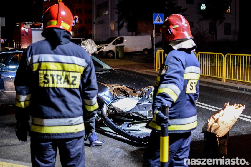 Na Kalinkowej zderzyły się dwa samochody. Jedna osoba trafiła do szpitala [wideo, zdjęcia]