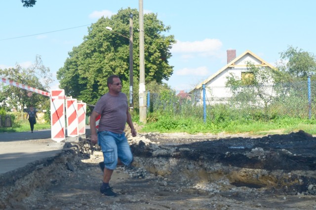 Mieszkańcom nie podoba się powierzchowne pokrywanie asfaltem dróg w obrębie fary. - Dlaczego nie ma w nich kratek? Gdzie ma spływać deszczówka? Do naszych piwnic? - pytają