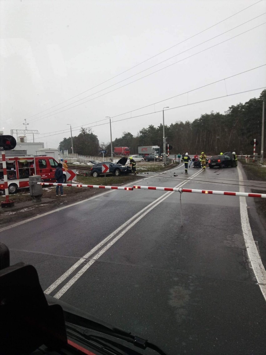 Wypadek na przejeździe kolejowym w Tarnowie. Ruch pociągów został wstrzymany [ZDJĘCIA]