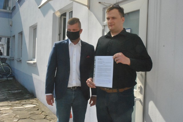 LESZNO. Klub Konfederacji Leszno i partia Korwin złożyły protest w biurze poselskim PiS. Chodzi o ustawę "Bezkarność plus"