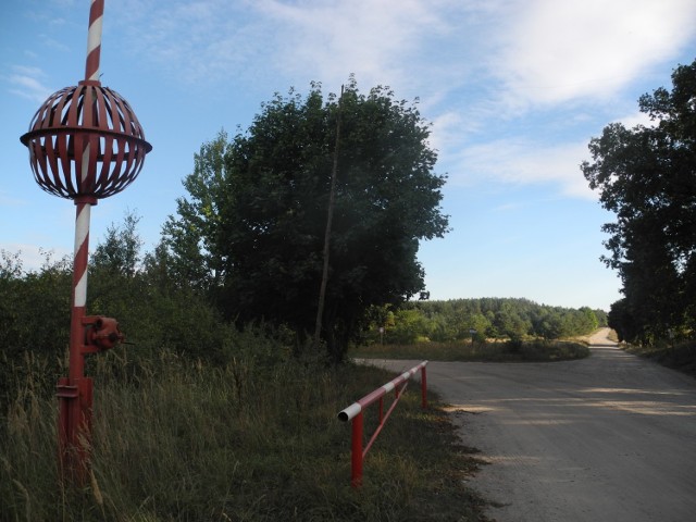 Pozycja metalowych kul ostrzegawczych wskazuje czy można wejść do lasu czy raczej zawrócić. Jeśli jest w górze, oznacza to, że odbywa się strzelanie.