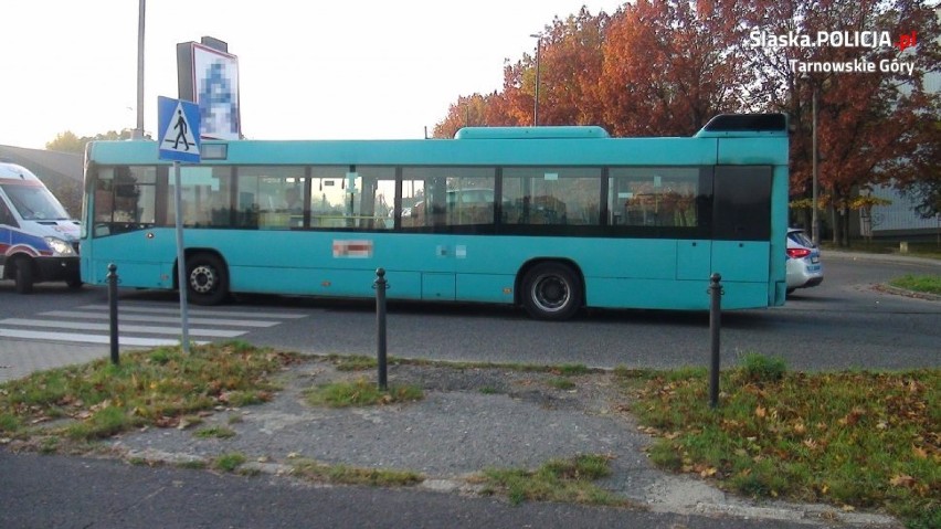 Wypadek w Tarnowskich Górach [ZDJĘCIA]. Autobus musiał wyhamować, ranna kobieta trafiła do szpitala