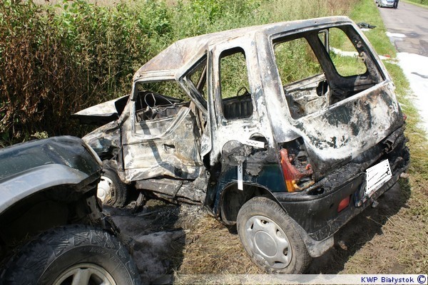 Śmierć w płonącym samochodzie [zdjęcia]