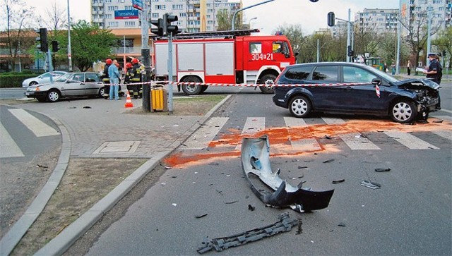 82-latek bez prawa jazdy spowodował wypadek na skrzyżowaniu ul. Dąbrowskiego z ul. Tatrzańską w Łodzi