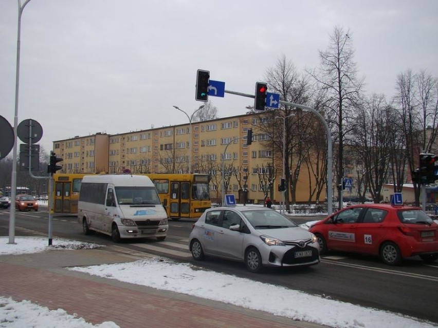 Oświęcim. Nowa sygnalizacja świetlna na ul. Dąbrowskiego. Piesi są zadowoleni, ale część kierowców nie bardzo