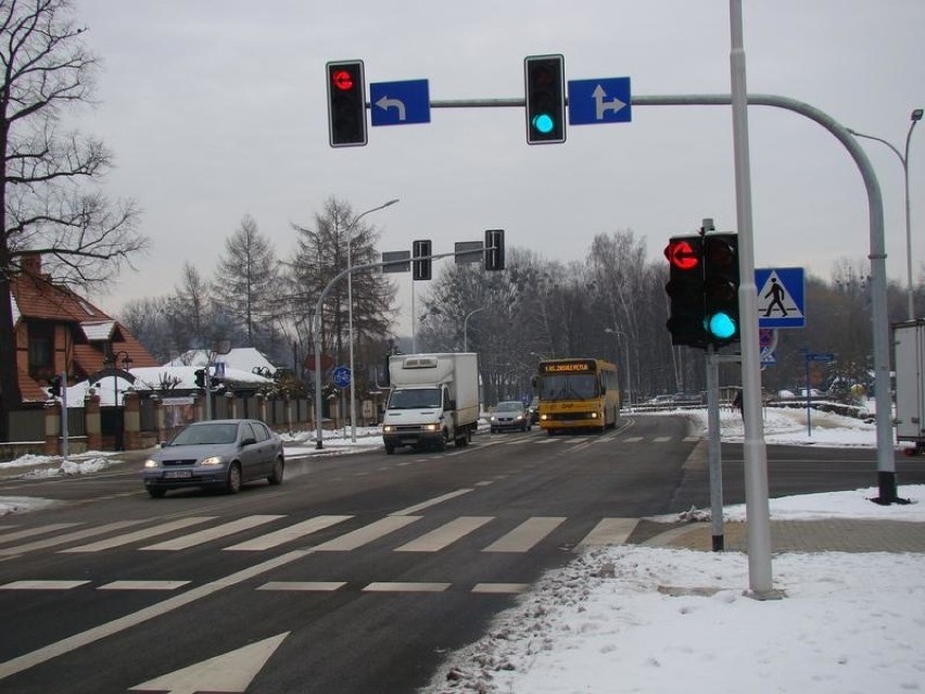 Oświęcim. Nowa sygnalizacja świetlna na ul. Dąbrowskiego. Piesi są zadowoleni, ale część kierowców nie bardzo