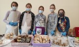 Słodka akcja charytatywna w kazimierskiej „jedynce”. Pieniądze trafią do rodziców chorych uczniów ze szkoły w Wielgusie. Zobacz zdjęcia