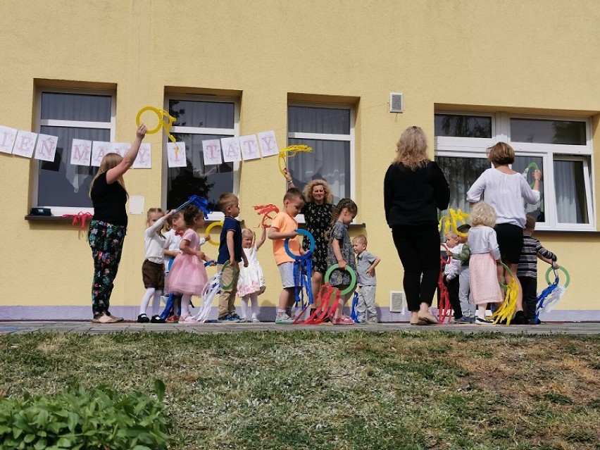 Maluchy z Przedszkola nr 3 w Oleśnicy wystąpiły z okazji Dnia Mamy i Taty. Zobaczcie zdjęcia! 