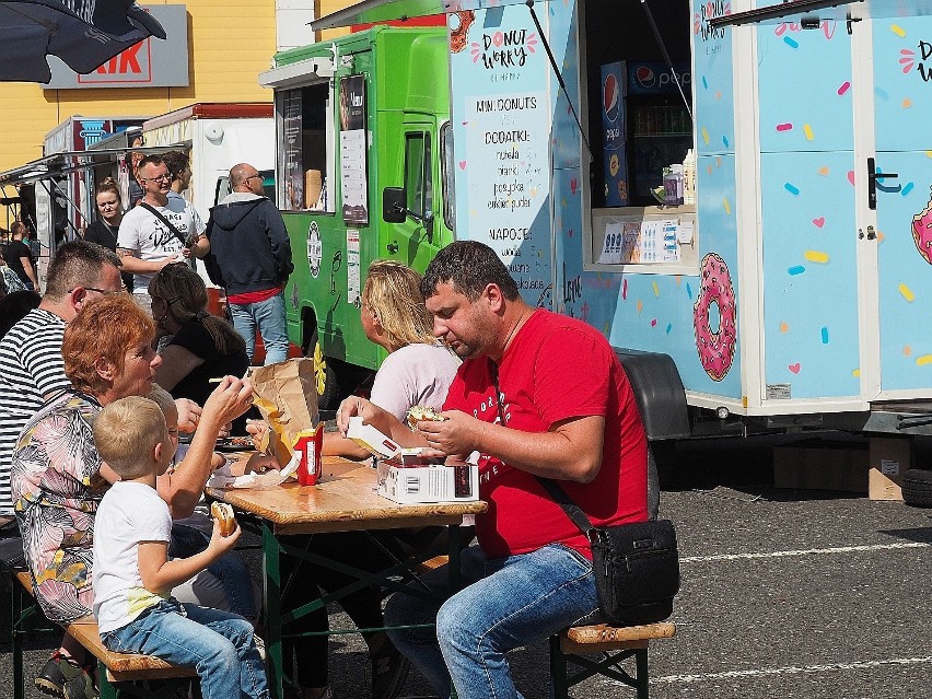 Burgery, hot dogi, szaszłyki z lokali gastronomicznych na kółkach