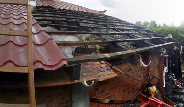 Mężczyzna zginął w pożarze, który wybuchł w Prądocinie. Z ogniem walczyły trzy zastępy strażaków.