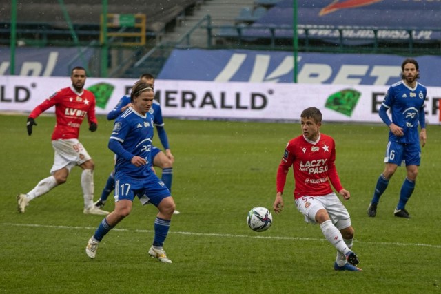 W poprzednim sezonie Stal Mielec niewiele miała do powiedzenia w konfrontacjach z Wisłą Kraków. W Mielcu „Biała Gwiazda” wygrała 6:0, w Krakowie 3:1