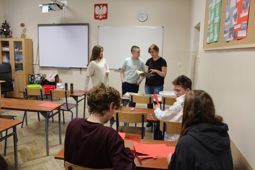 Bibliotekarze odwiedzili uczniów kazimierskiej „trójki”. Spotkanie zorganizowane zostało pod hasłem „Poznajemy zawody”. Zobaczcie zdjęcia