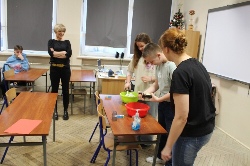 Bibliotekarze odwiedzili uczniów kazimierskiej „trójki”. Spotkanie zorganizowane zostało pod hasłem „Poznajemy zawody”. Zobaczcie zdjęcia