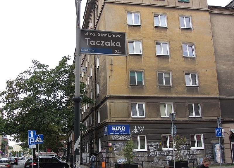 Ławki i zieleń na ulicy Taczaka w Poznaniu
