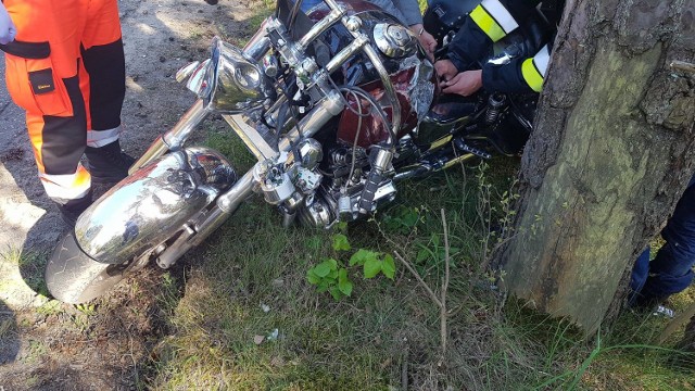 Wypadek w Helu 22.05.2017. Motocyklista z Wołomina uderzył w drzew