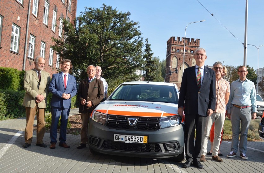 Malbork. Stacja socjalna dostała nowy samochód od joannitów [ZDJĘCIA]. Pomógł honorowy obywatel miasta