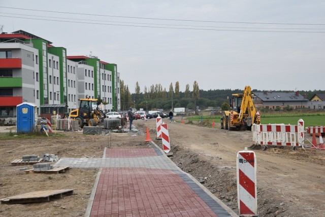 W 2020 roku (na zdjęciu) przeprowadzono budowę pierwszej części odcinka ulicy Winnej wzdłuż tzw. nowych bloków. W tym roku gmina chce zrealizować kolejny etap