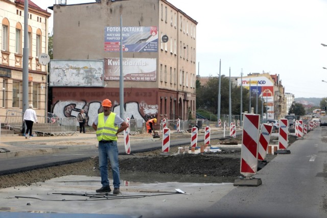 Tak wygląda modernizacja torowisk tramwajowych na odcinku ul. Chełmińskiej, między ul. Bydgoską a DK nr 16 w Grudziądzu. W związku z postępem prac, od poniedziałku, 20 września, wprowadzone zostaną zmiany w organizacji ruchu