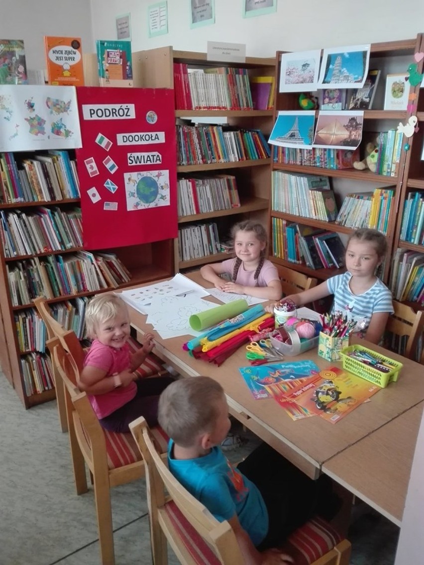 W czasie wakacji nie nudzą się w bibliotece  