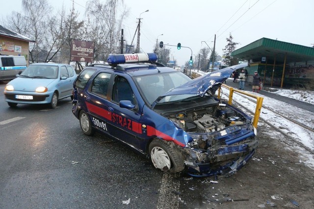 Strażacki fiat, którym jechał do pożaru dowódca zmiany, rozbił się kilkaset metrów od celu podróży