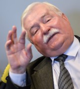 "Jeden z bliźniaków nie żyje, drugi jest nienormalny" - napisał Lech Wałęsa na facebooku