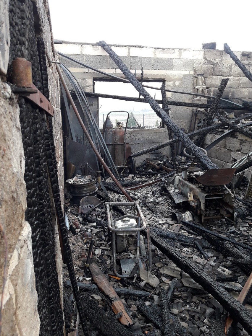 36 Strażaków zmagało się z pożarem budynku gospodarczo  garażowego . W miejscowości Borowo, gmina Krzymów. 