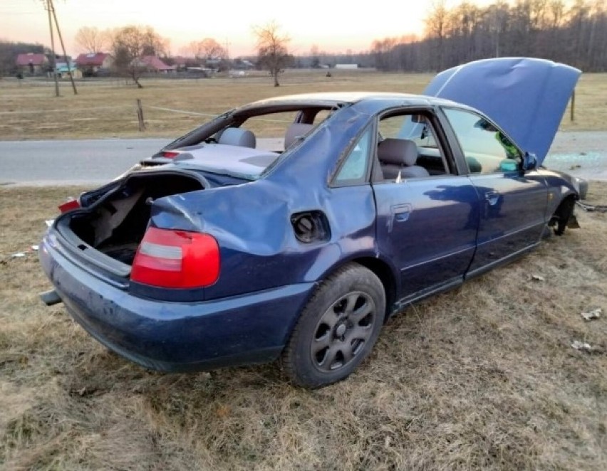 Wypadek w miejscowości Dobra. Młody kierowca stracił panowanie nad pojazdem i dachował [ZDJĘCIA]