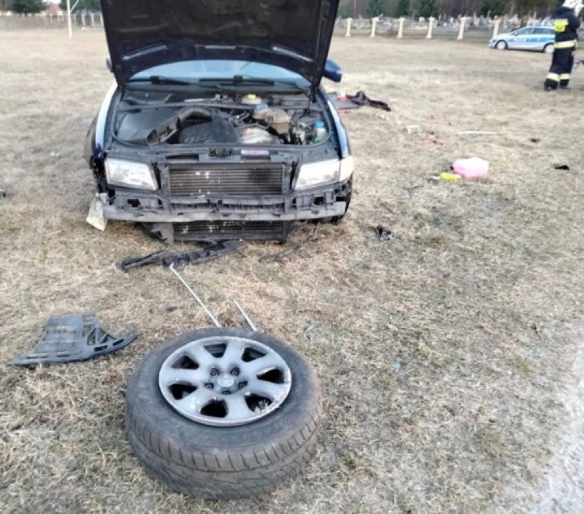 Wypadek w miejscowości Dobra. Młody kierowca stracił panowanie nad pojazdem i dachował [ZDJĘCIA]