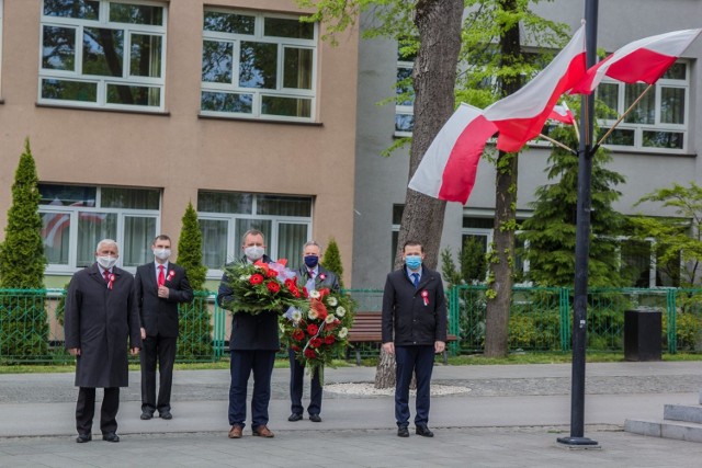 Tegoroczne Święto Konstytucji 3 Maja w Busku - Zdroju świętowano "skromnie". Z powodu epidemii koronawirusa mieszkańcy nie uczestniczyli w uroczystości. Obecni byli jedynie przedstawiciele władzy. Uroczystości rozpoczęto mszą świętą w intencji Ojczyzny, w Kościele Niepokalanego Poczęcia Najświętszej Marii Panny w Busku-Zdroju.  

Tuż po mszy delegacje złożyły wieńce pod pomnikiem Tadeusza Kościuszki, przy alei Mickiewicza. Obecni byli: Robert Burchan, przewodniczący Rady Miejskiej Buska - Zdroju, Waldemar Sikora, burmistrz Buska, Jerzy Kolarz, starosta powiatowy, Tomasz Mierzwa oraz Michał Maroński, wiceburmistrz Buska. 

Zdjęcia z wydarzenia na kolejnych slajdach.