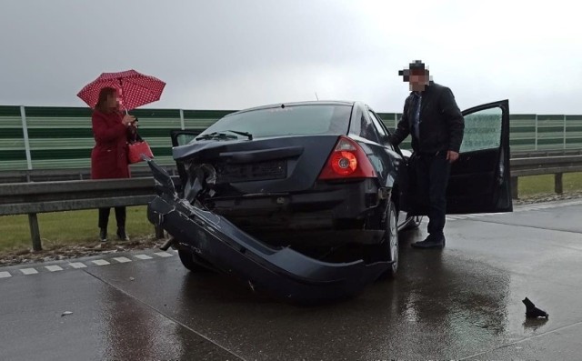 Utrudnienia na autostradzie A1 w Woźnikach po kolizji. Warunki pogodowe nie sprzyjają dziś kierowcom