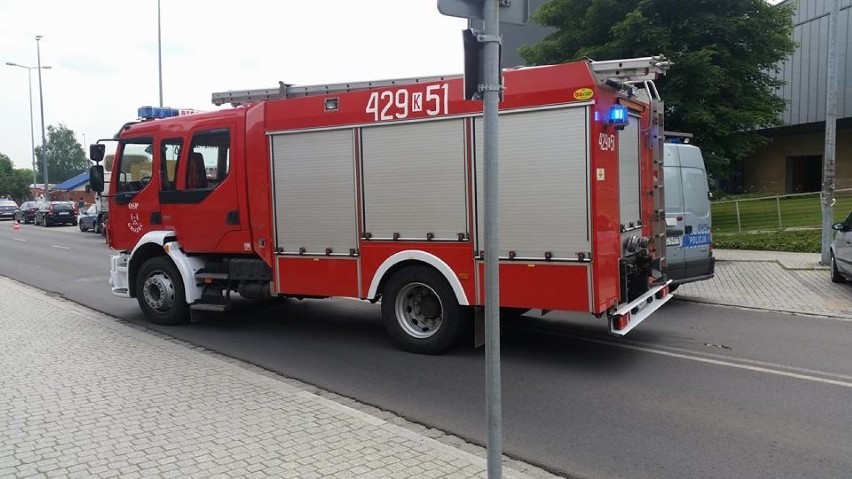 Chrzanów. Groźny wypadek w centrum miasta. Kobieta wjechała w ciężarówkę [ZDJĘCIA]