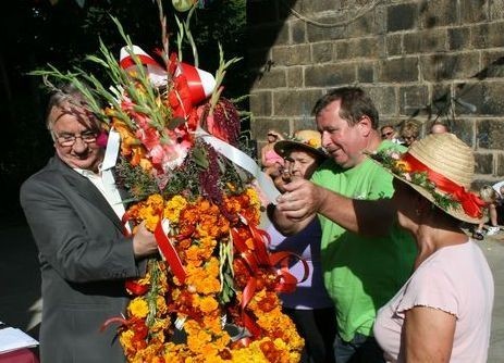 Goście działkowych dożynek zostali obdarowani przez gospodarzy koszami pięknych kwiatów