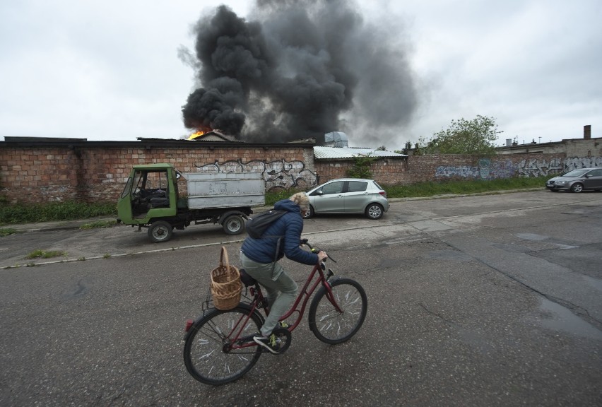 Potężny pożar zakładu mechaniki pojazdowej w Darłowie [ZDJĘCIA, AKTUALIZACJA]