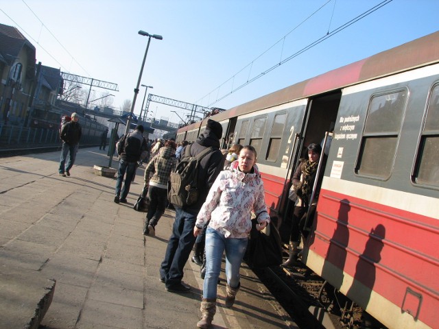 Mieszkańcy Żywiecczyzny narzekają, że przez nasz powiat przejeżdża coraz mniej pociągów pasażerskich.